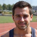 Retrato de Javier Torres, cliente que mejoró su rendimiento deportivo